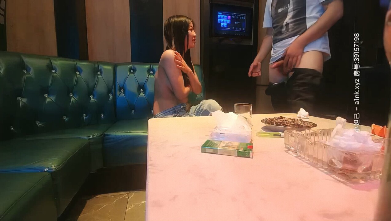 Chengdu, a junior student girl, singing and drinking in KTV, flirting and...